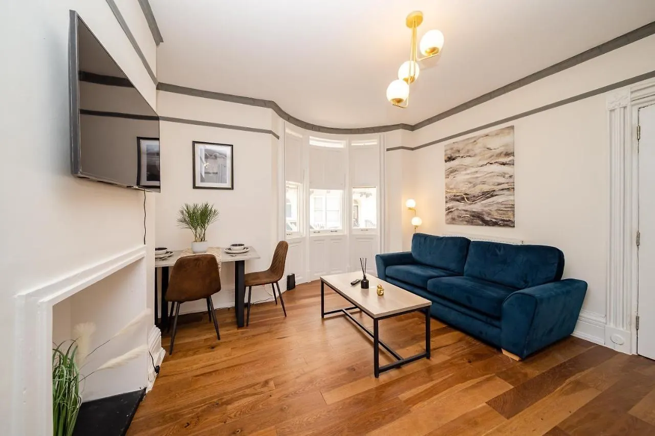 Sea View I Garden I Seafronti One Bedroom Flat I King Size Bed I 2 Mins Walk To Seafront Brighton 0*,  United Kingdom